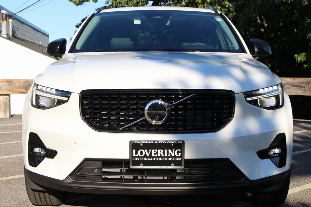 2025 Volvo XC40 Plus photo 3