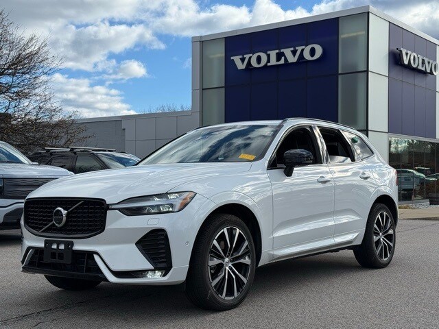 2025 Volvo XC60 B5 Plus photo 2