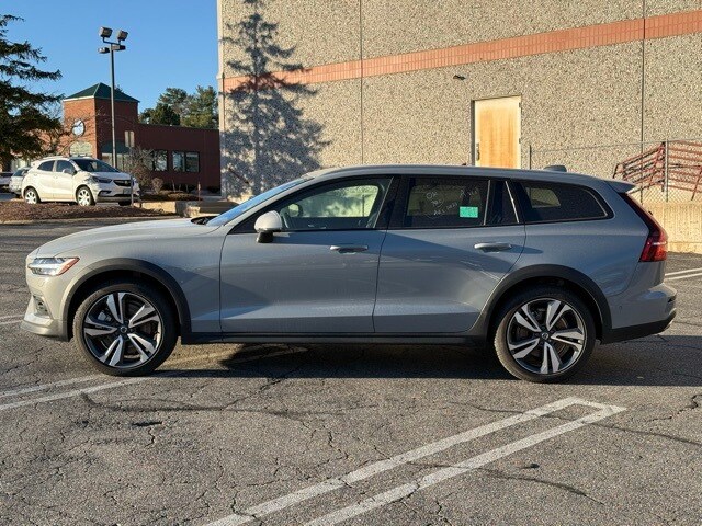 2025 Volvo V60 Cross Country B5 Plus photo 4