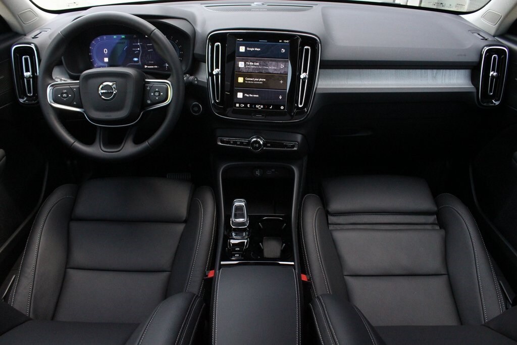 2025 Volvo XC40 photo 2