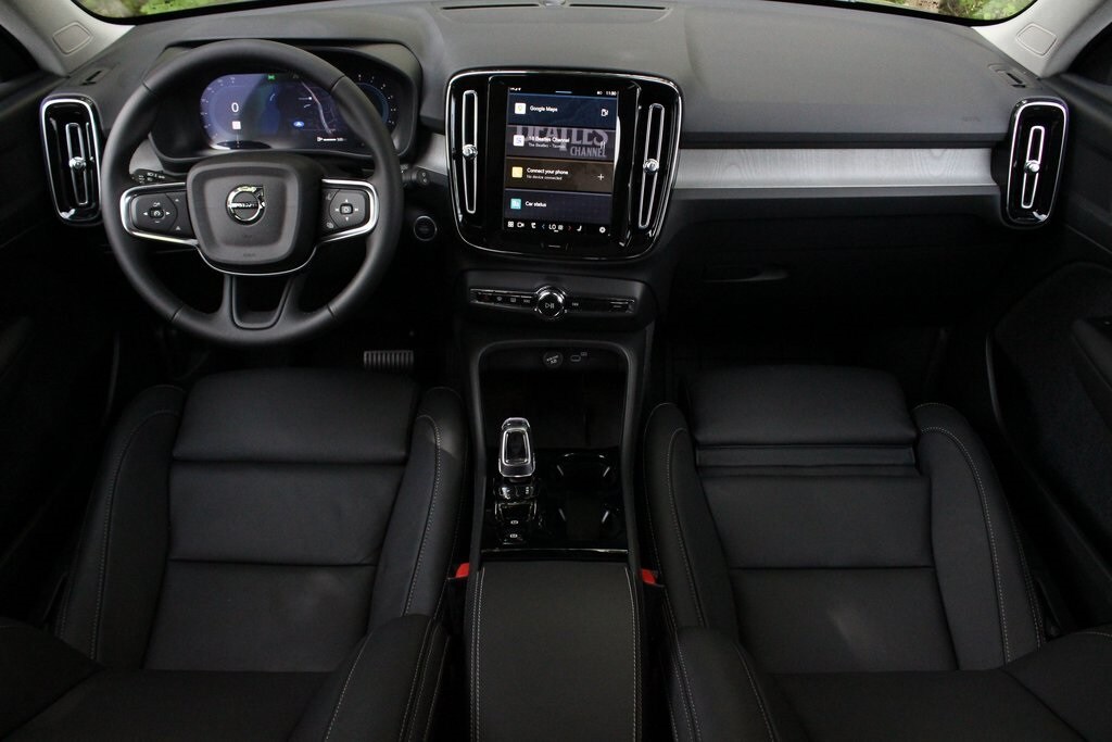 2025 Volvo XC40 Plus photo 2