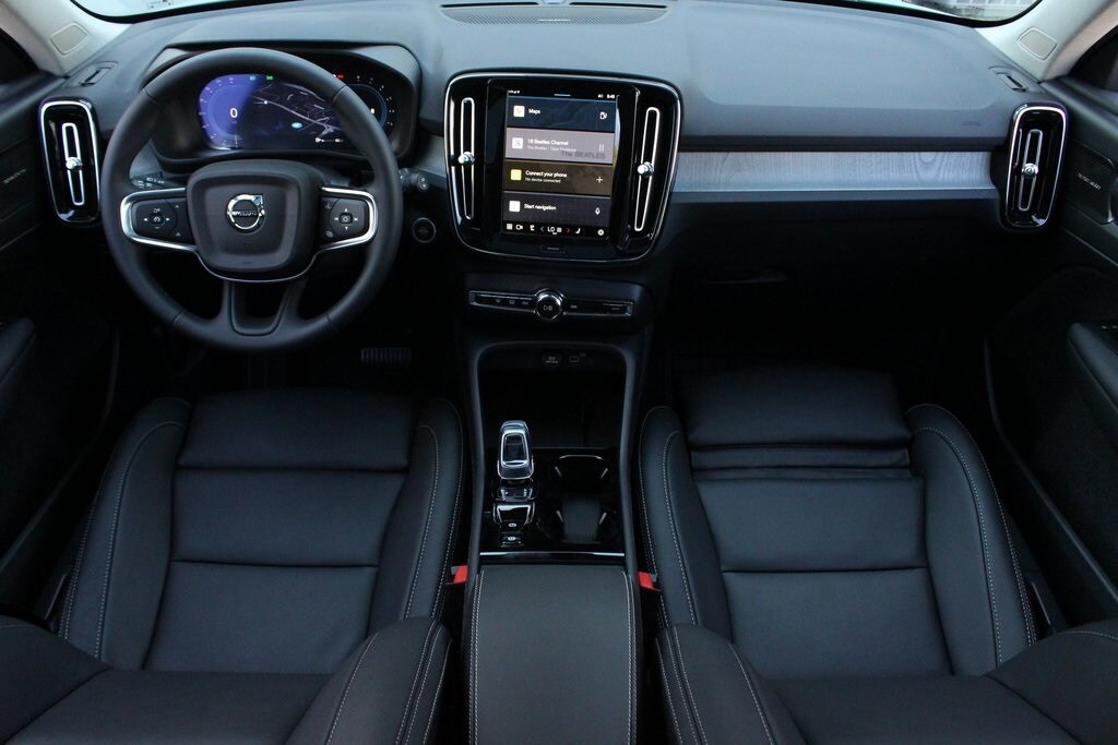 2025 Volvo XC40 photo 2