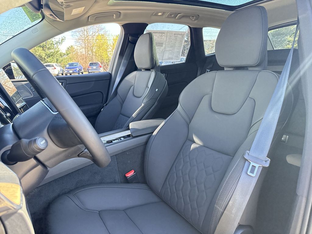 2026 Volvo XC60 Plus - Photo 11