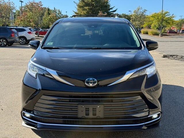 2022 Toyota Sienna Limited photo 2
