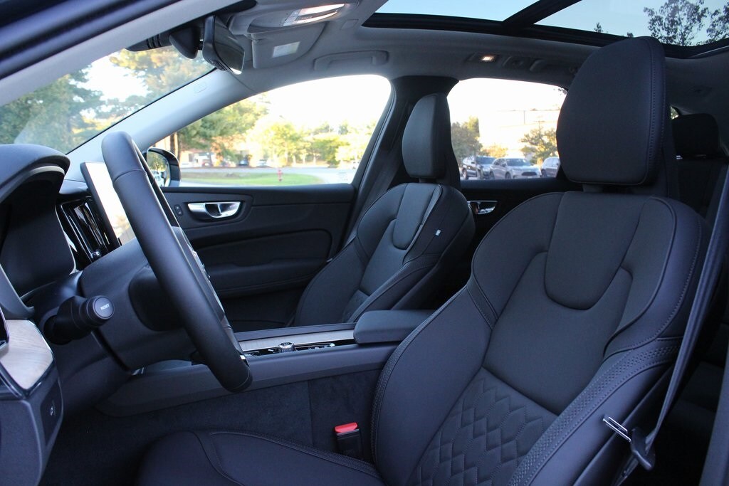 2026 Volvo XC60 B5 Plus photo 2