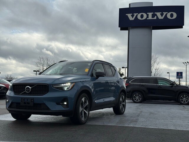 2025 Volvo XC40 Plus photo 2