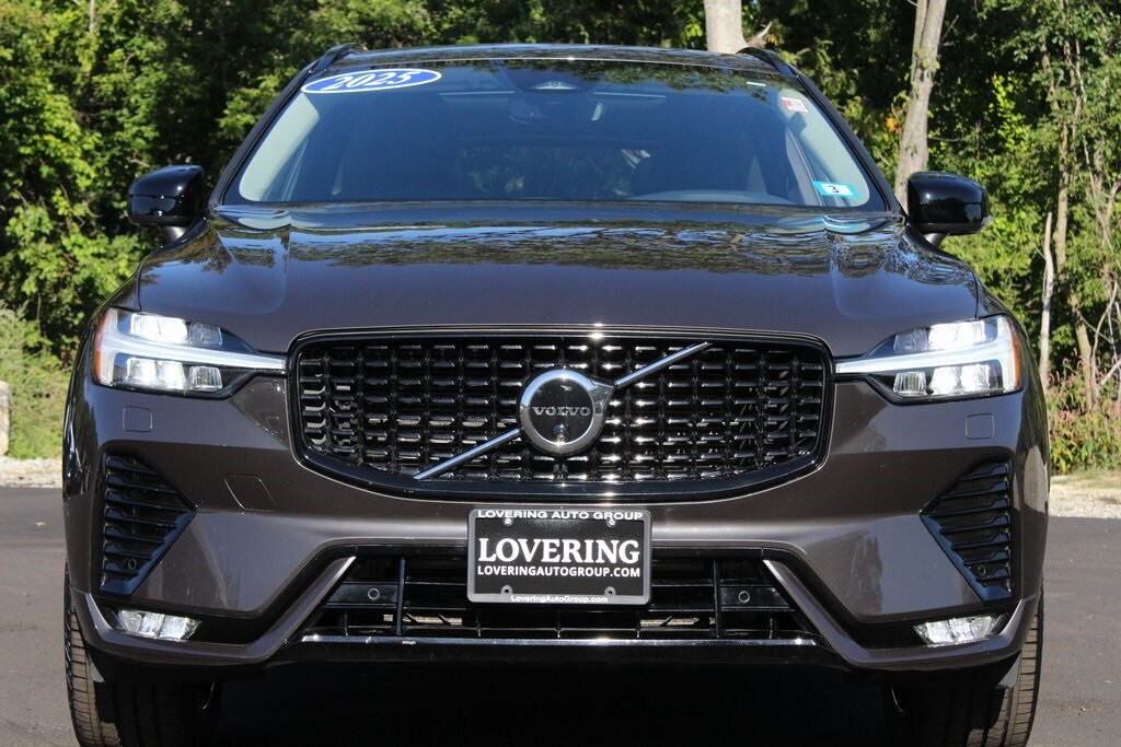 2025 Volvo XC60 B5 Plus photo 2