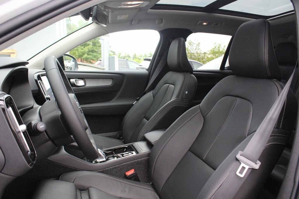 2026 Volvo XC40 Plus photo 2