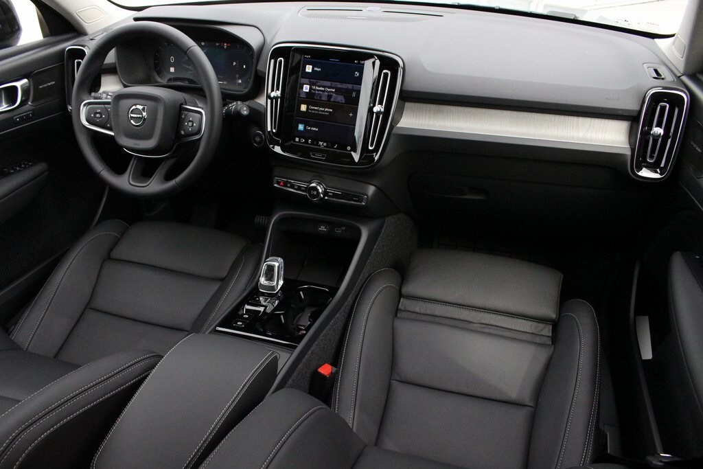 2025 Volvo XC40 photo 2