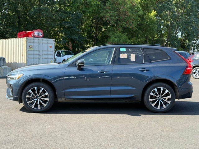 2025 Volvo XC60 B5 Plus photo 4
