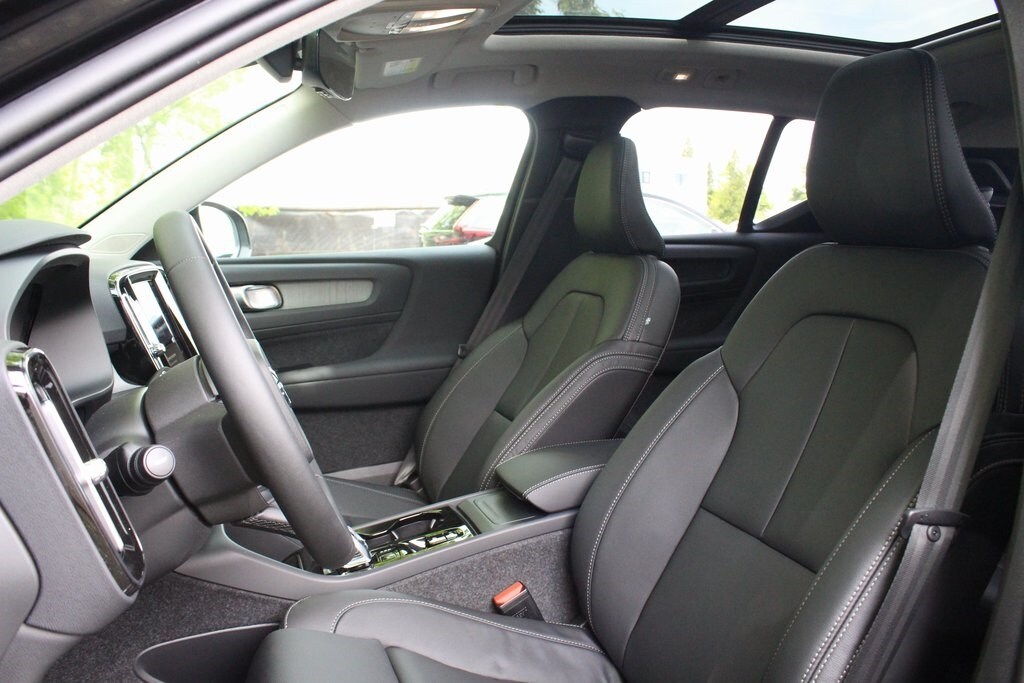 2025 Volvo XC40 Plus photo 4