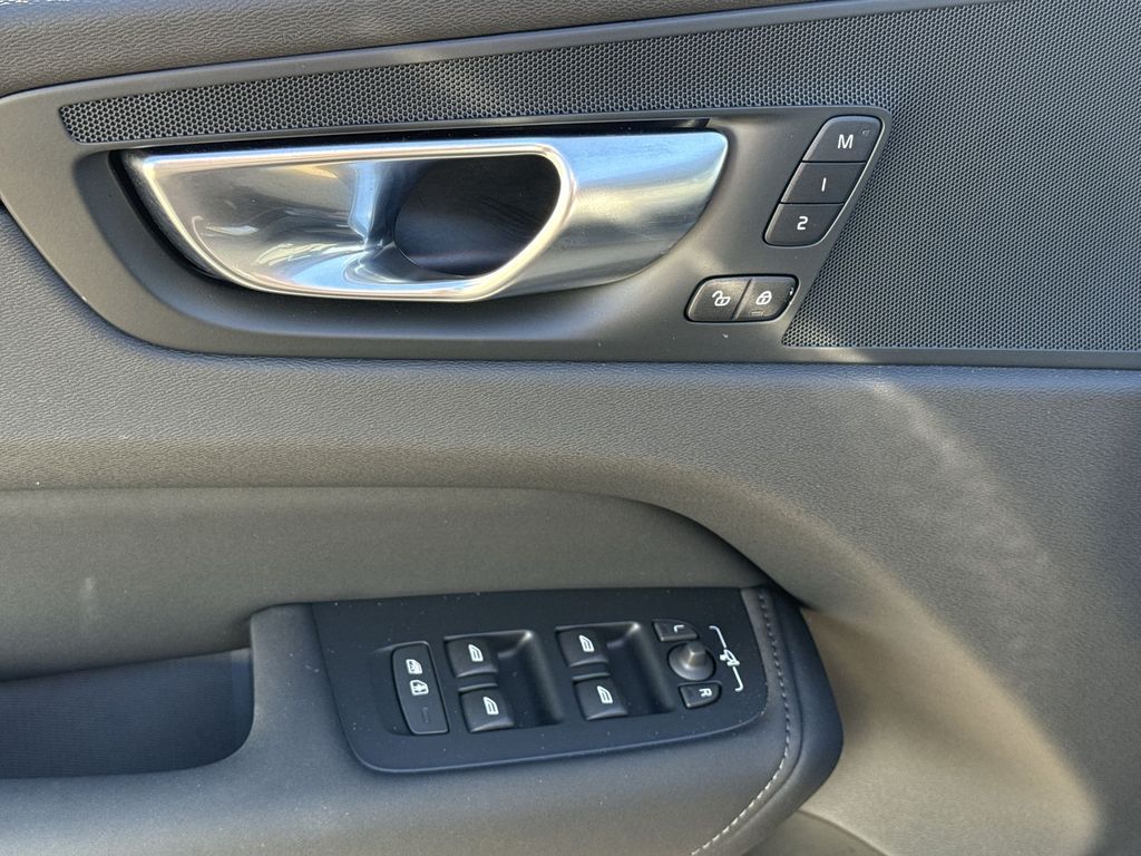 2026 Volvo XC60 Plus - Photo 13