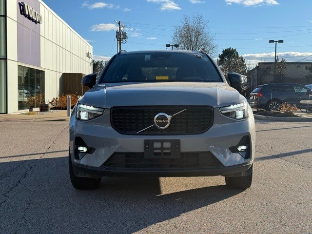 2025 Volvo XC40 Plus photo 2