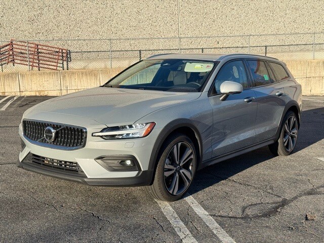 2025 Volvo V60 Cross Country B5 Plus photo 3