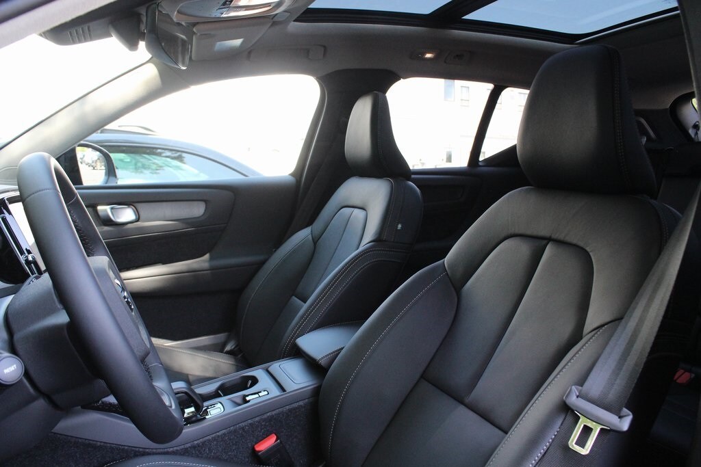 2026 Volvo XC40 Core photo 4