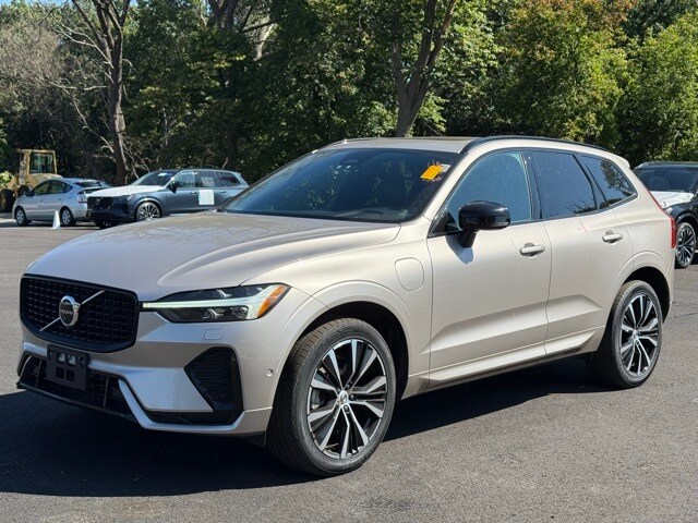 2023 Volvo XC60 Recharge Hybrid T8 Plus photo 2