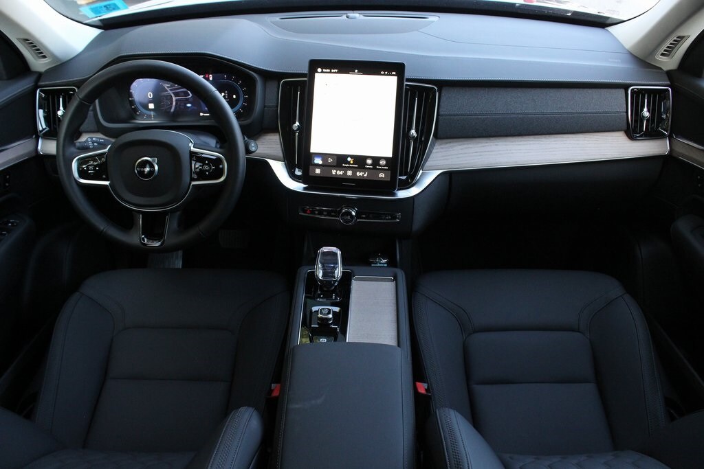 2025 Volvo XC90 Plus photo 2