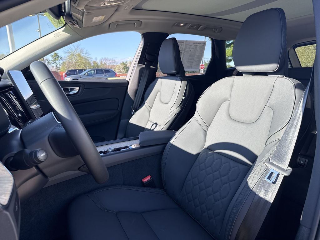 2026 Volvo XC60 Plus - Photo 11