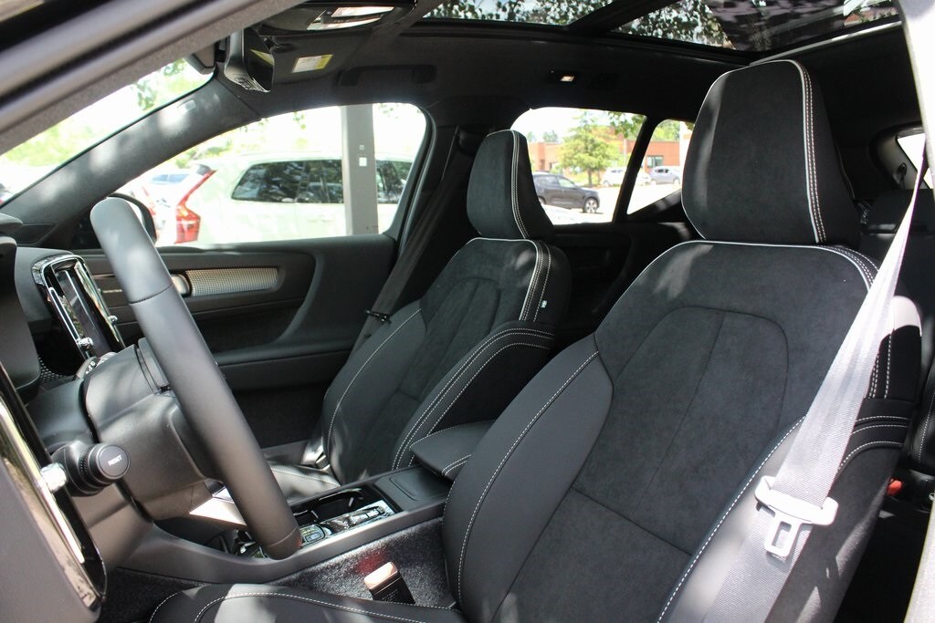 2026 Volvo XC40 photo 4