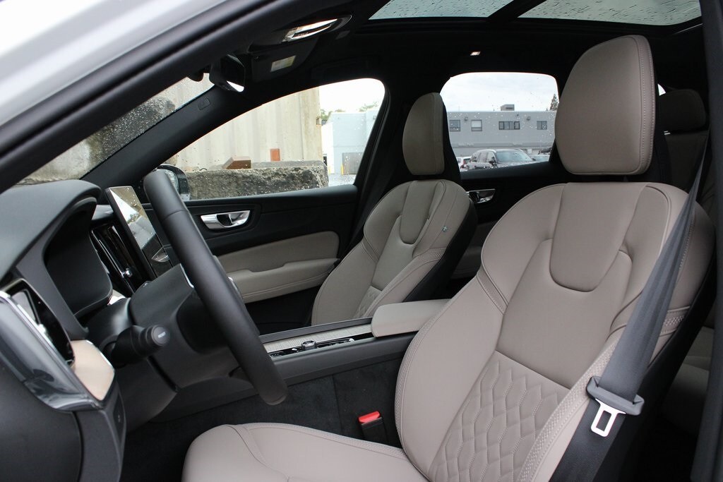 2026 Volvo XC60 B5 Plus photo 3