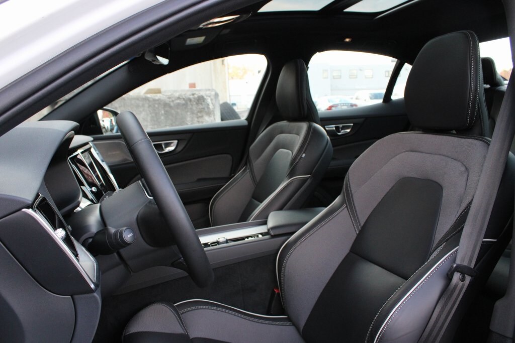 2024 Volvo S60 B5 Plus Black Edition photo 2