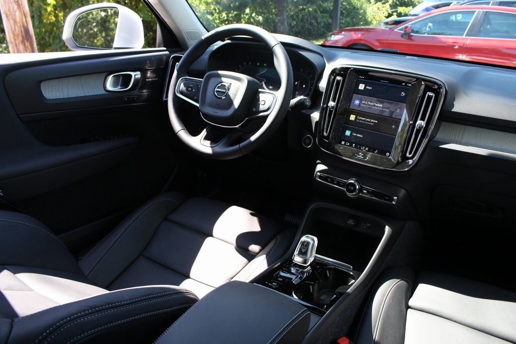 2025 Volvo XC40 Plus photo 2