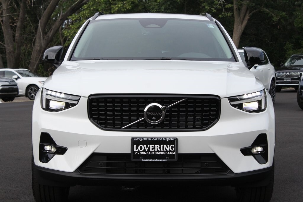 2026 Volvo XC40 Plus photo 3