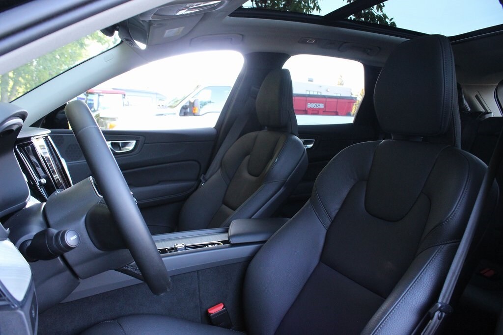 2025 Volvo XC60 B5 Plus photo 2