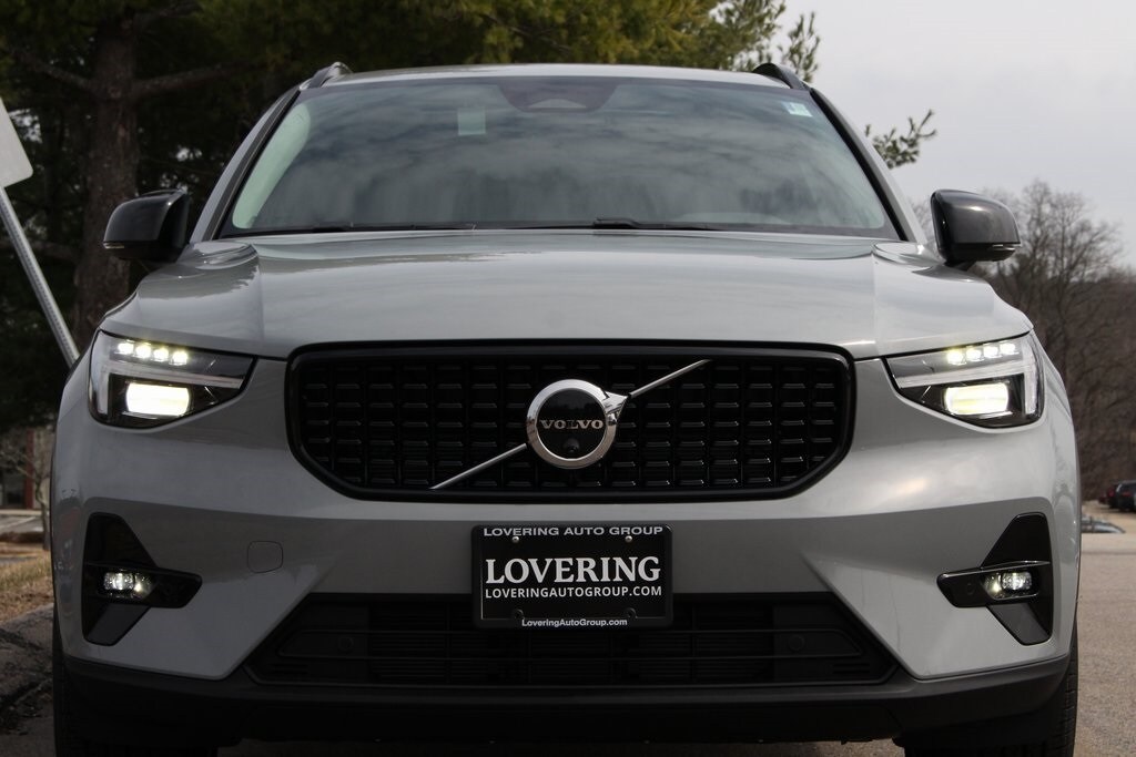 2025 Volvo XC40 photo 3