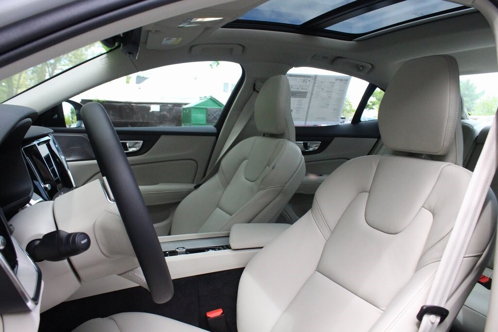 2025 Volvo S60 B5 Plus photo 4