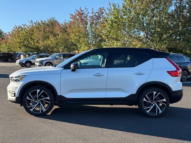 2021 Volvo XC40 R-Design photo 2