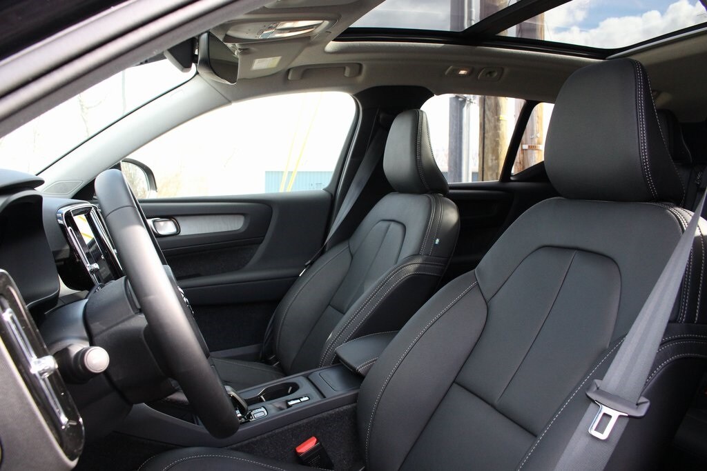 2025 Volvo XC40 Core photo 4