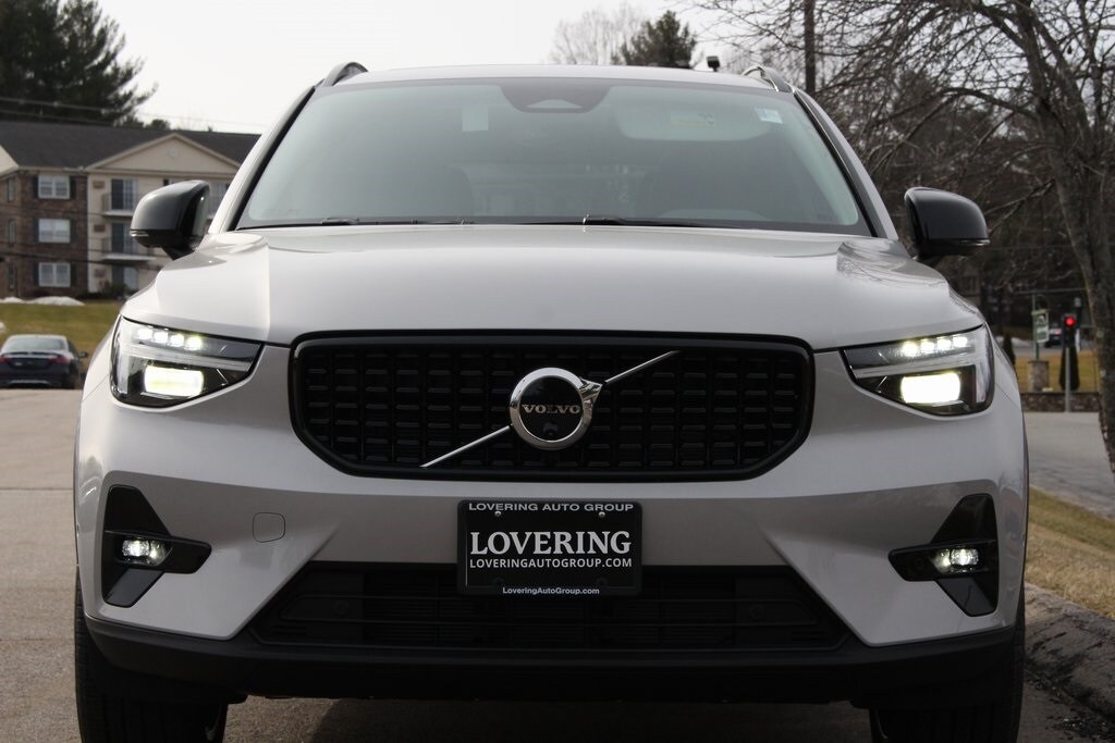 2025 Volvo XC40 Plus photo 3
