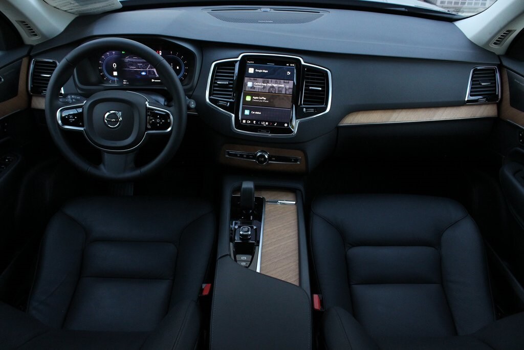 2024 Volvo XC90 B5 Plus photo 2