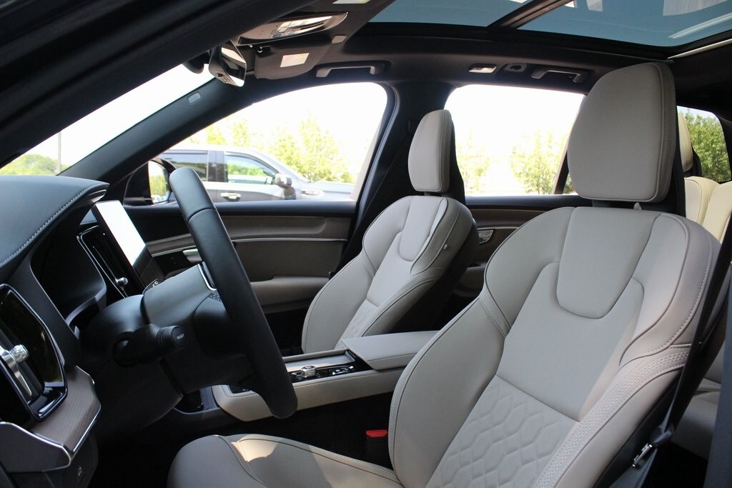 2026 Volvo XC90 B5 Core photo 4