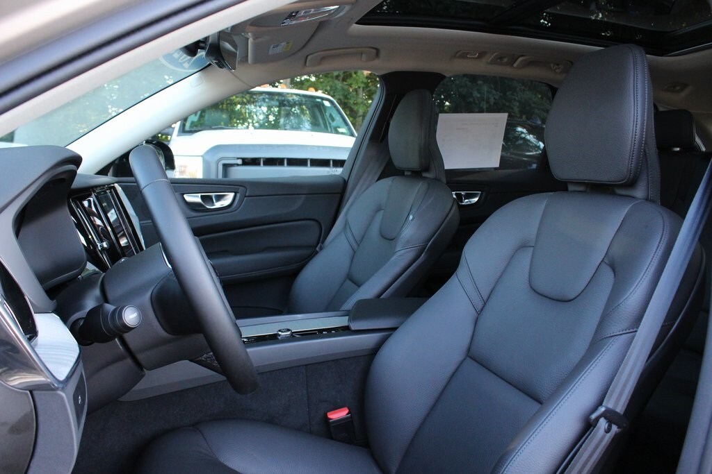 2025 Volvo XC60 B5 Plus photo 3