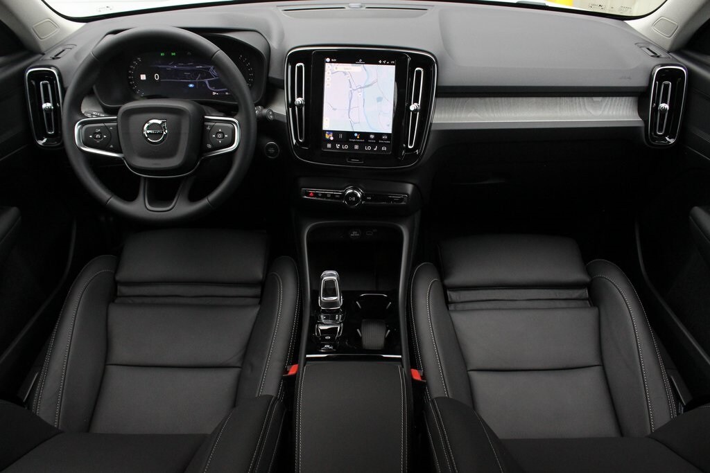 2026 Volvo XC40 Plus photo 2