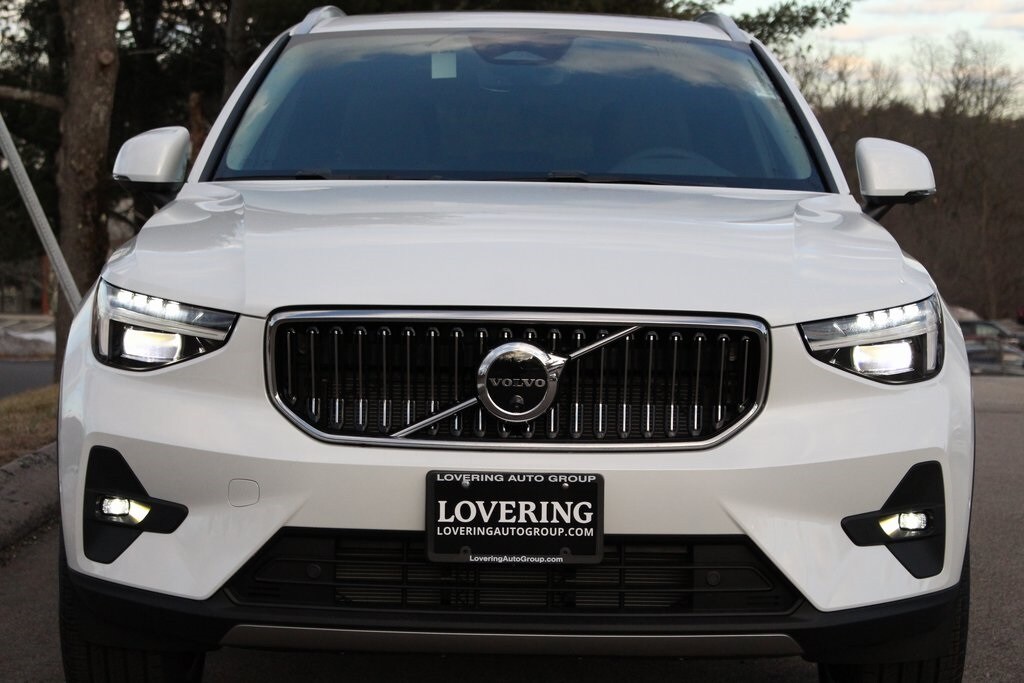 2025 Volvo XC40 Plus photo 3