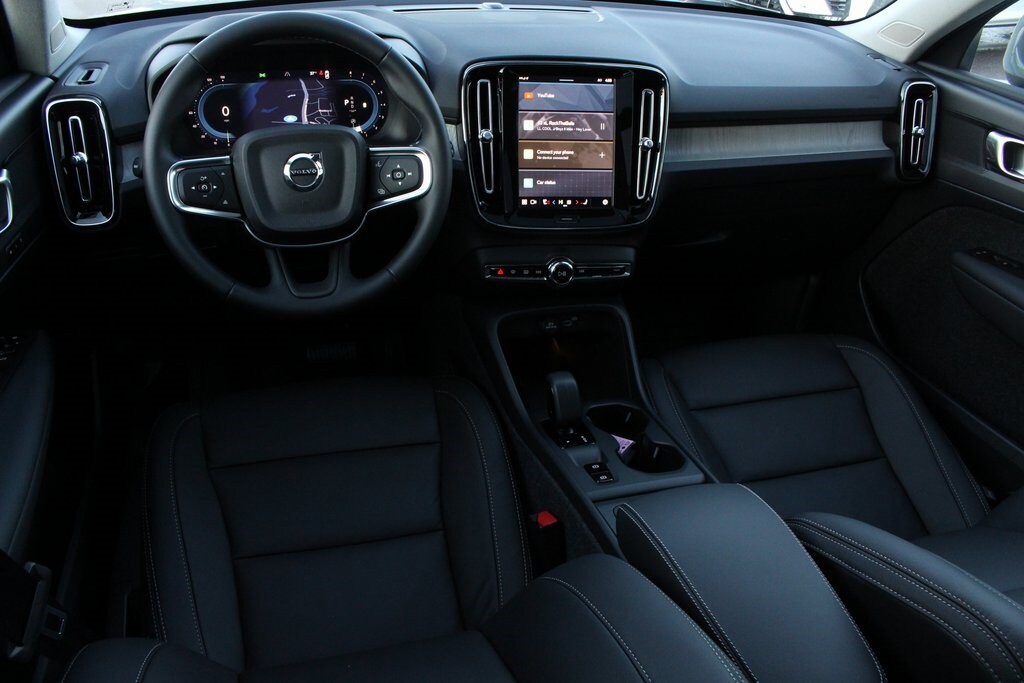 2025 Volvo XC40 Core photo 2