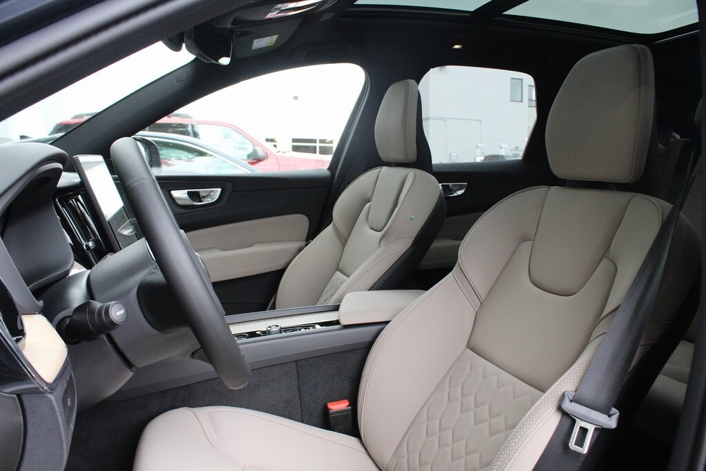 2026 Volvo XC60 B5 Plus photo 4