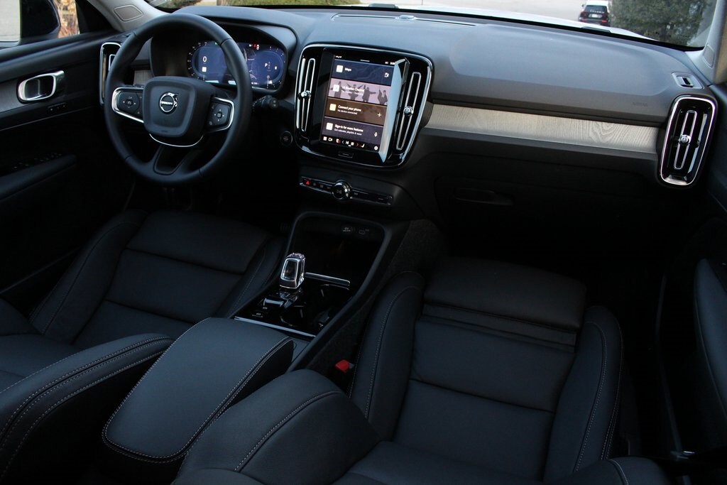 2025 Volvo XC40 Plus photo 2