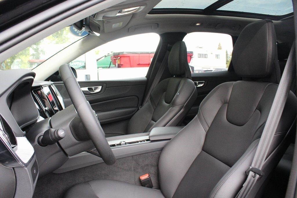 2025 Volvo XC60 B5 Plus photo 3