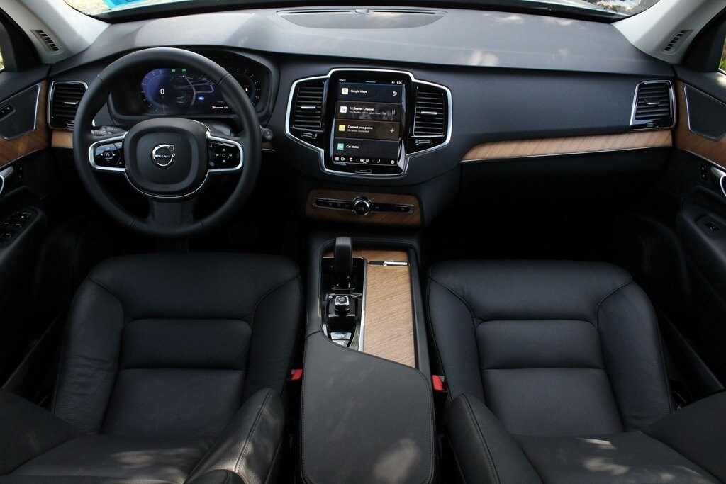 2025 Volvo XC90 Plus photo 2