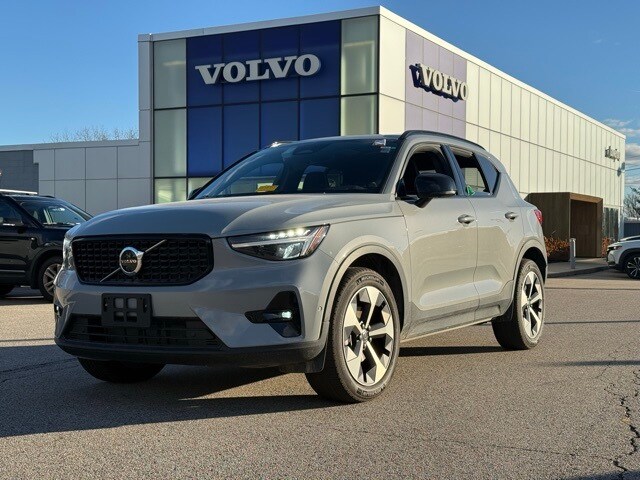 2025 Volvo XC40 Plus photo 3