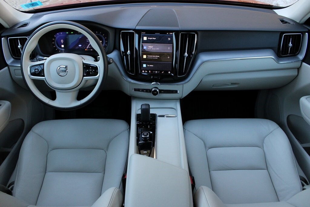 2023 Volvo XC60 B5 Core photo 2