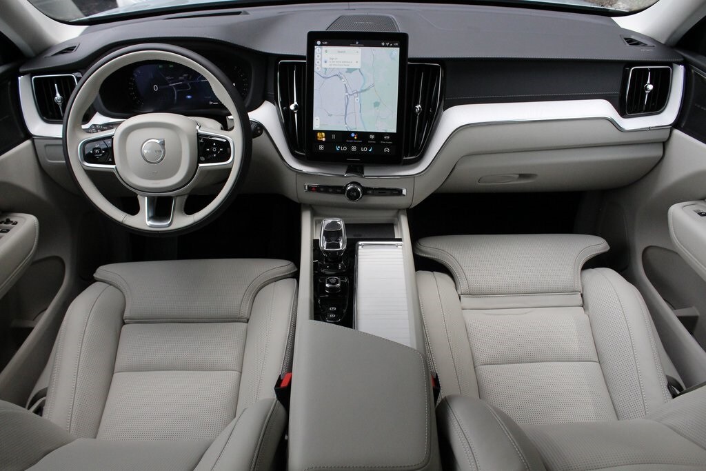 2026 Volvo XC60 B5 photo 2