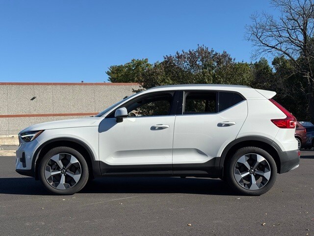 2025 Volvo XC40 Plus photo 2
