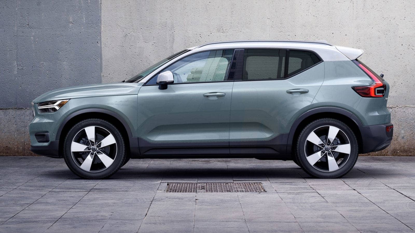 2019 XC40 SUV sideview