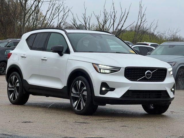 2025 Volvo XC40 SUV 