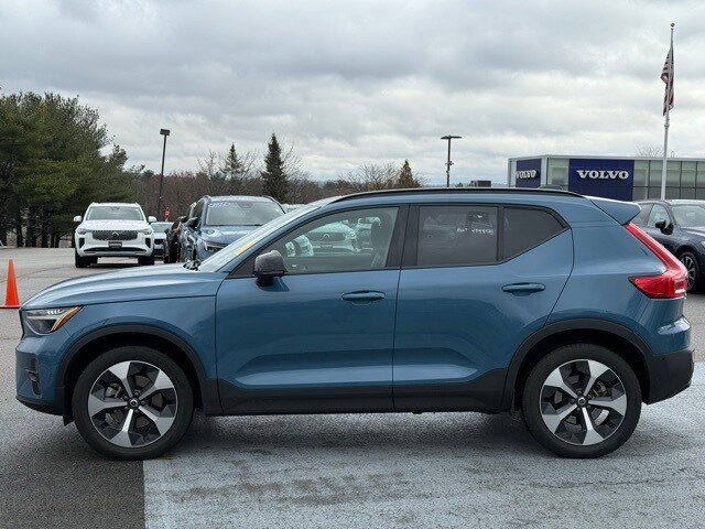 2025 Volvo XC40 Plus photo 3
